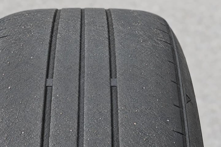 Illustration: Wear indicator, 1.6 mm