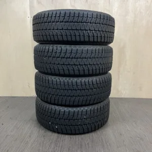 中古 BRIDGESTONE BLIZZAK WS90 冬用タイヤ 205/60R16 #0028AT001026の実物写真（1枚目）