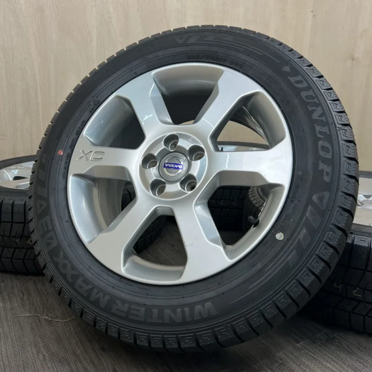中古 DUNLOP WINTER MAXX WM03 + ボルボ XC70, XC60, XC90 タイヤ・ホイールセット 235/55R17 · 17×7.5J PCD 5x108 ET55 #41S40426の実物写真（1枚目）