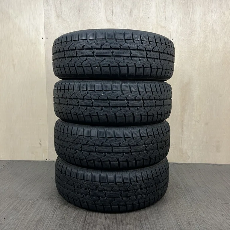 中古 TOYO OBSERVE GARIT GIZ 冬用タイヤ 205/60R16 #0017AT001026の実物写真（1枚目）