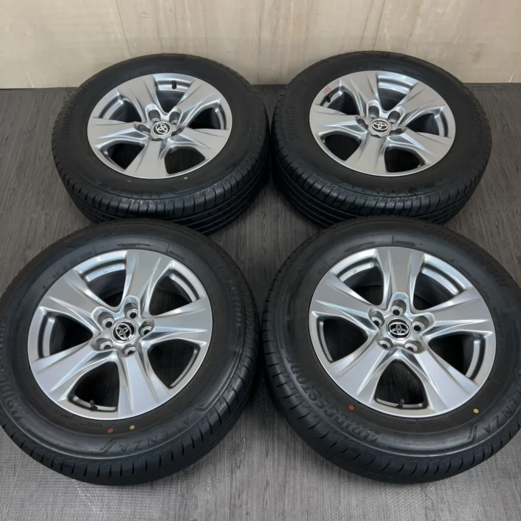 中古 トヨタ RAV4 ホイール 17×7.0J PCD 5x114.3 ET35 #587D020925の実物写真（1枚目）