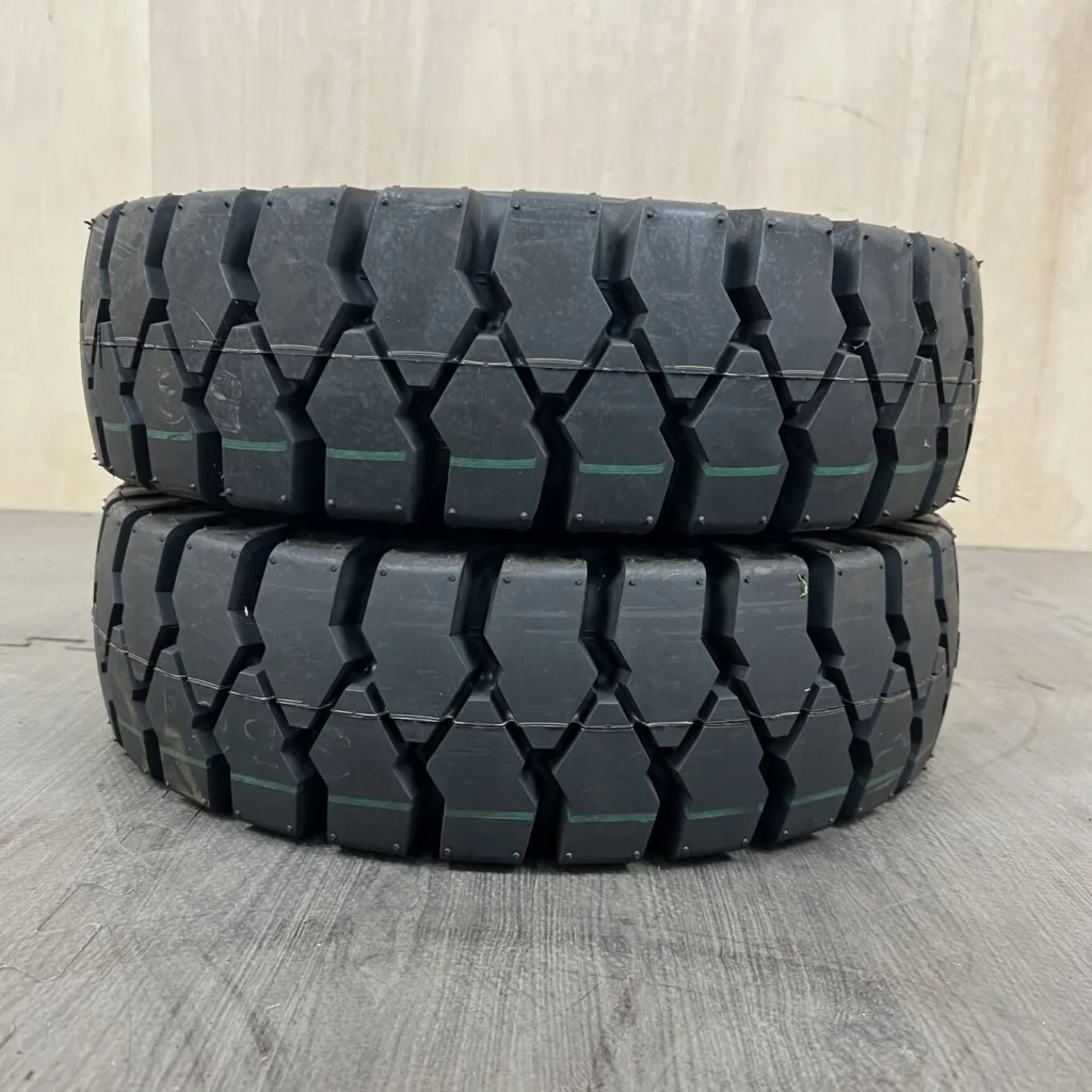 新品 TOYO LIFTRACTION WIDE サマータイヤ 5.00/5.00R8 #0031AT030926の実物写真（1枚目）