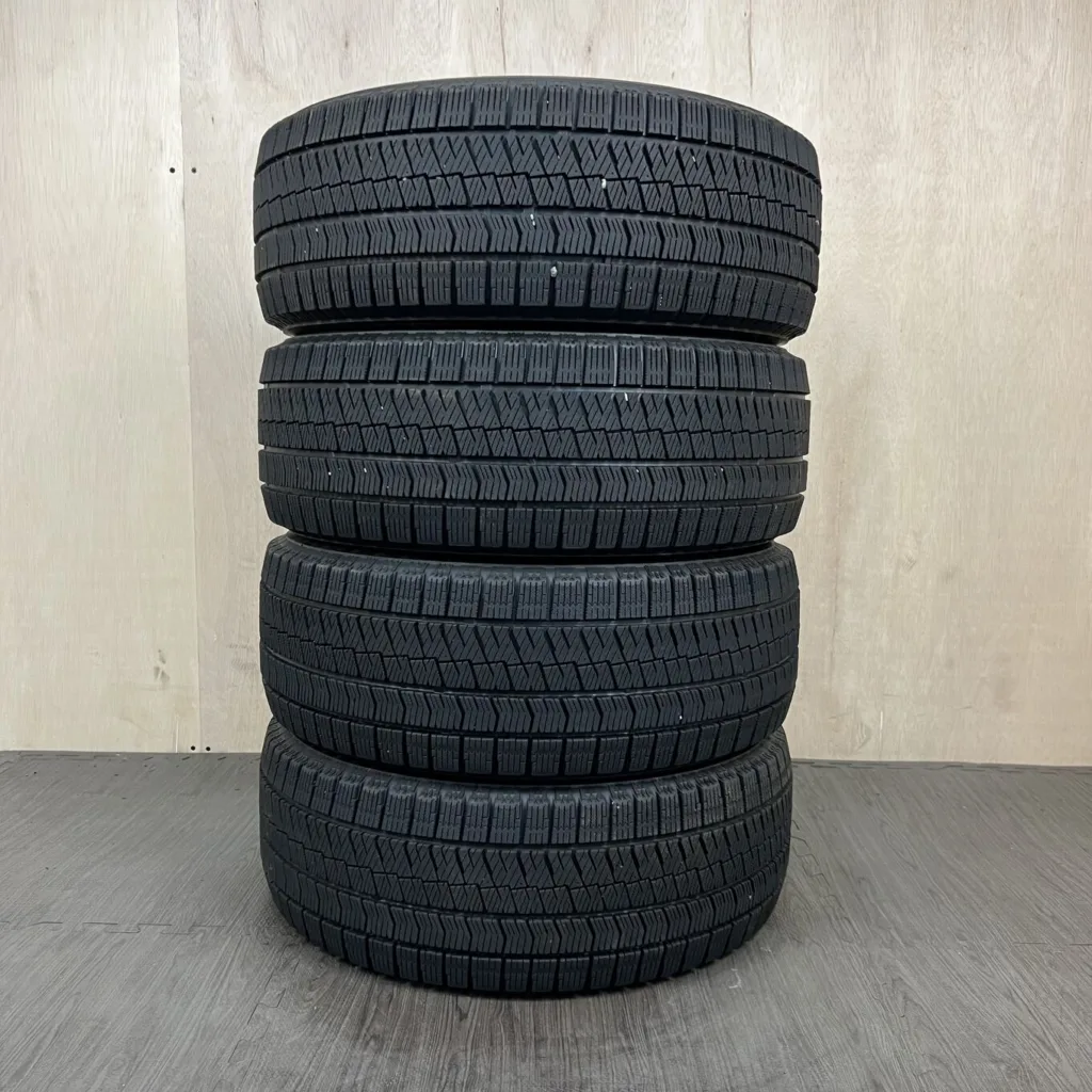 中古 BRIDGESTONE BLIZZAK VRX2 冬用タイヤ 205/55R16 #0129AT010926の実物写真（1枚目）