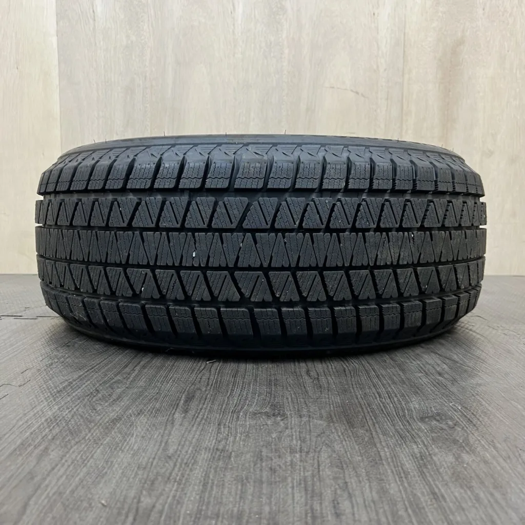 中古 BRIDGESTONE BLIZZAK DM-V3 冬用タイヤ 235/50R19 #0374AT000926の実物写真（1枚目）