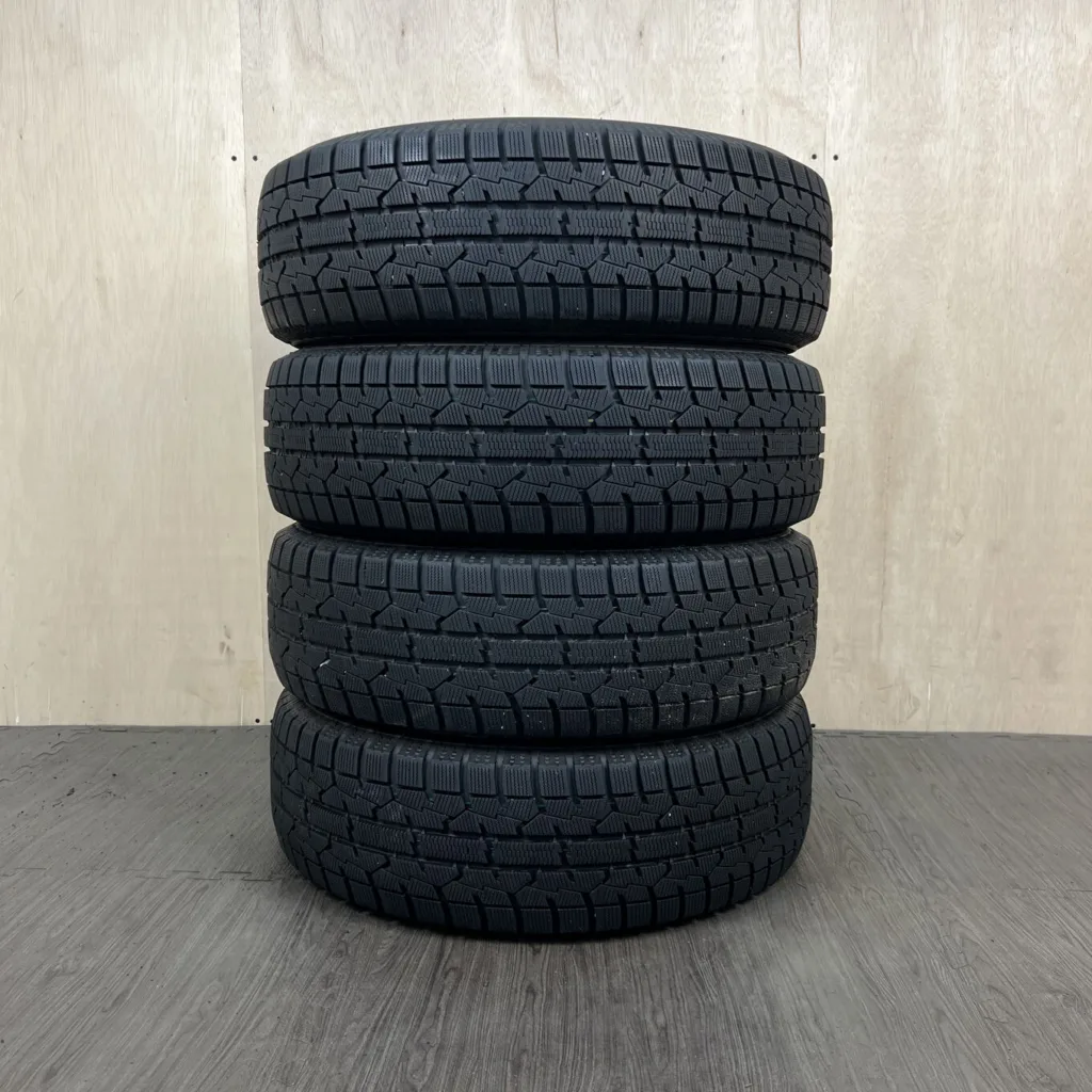 中古 TOYO OBSERVE GARIT GIZ 冬用タイヤ 205/65R16 #0057AT001026の実物写真（1枚目）