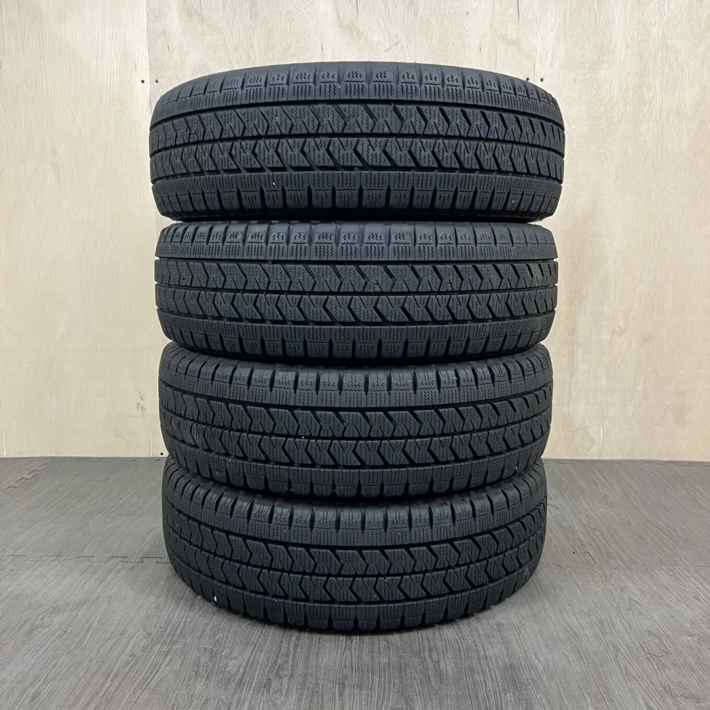 中古 BRIDGESTONE BLIZZAK W989 冬用タイヤ 215/70R15 #0510AT010926の実物写真（1枚目）