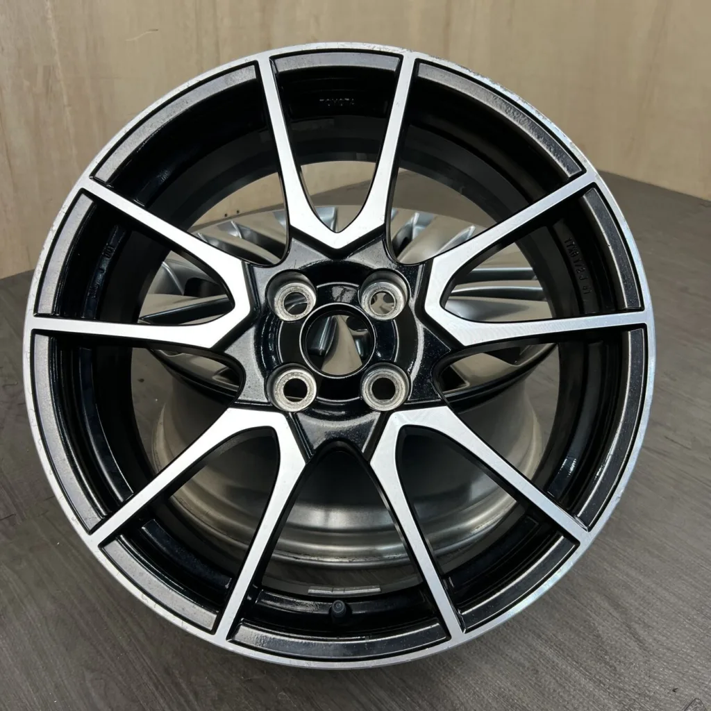 中古 トヨタ AQUA GS ホイール 17×7.0J PCD 4x100 ET40 #0037AD020926の実物写真（1枚目）