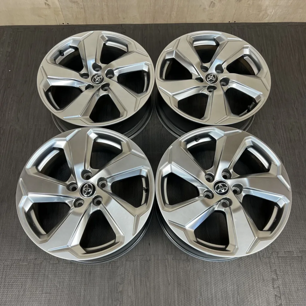 中古 トヨタ RAV4 ホイール 18×7.0J PCD 5x114.3 ET35 #008AD030826の実物写真（1枚目）