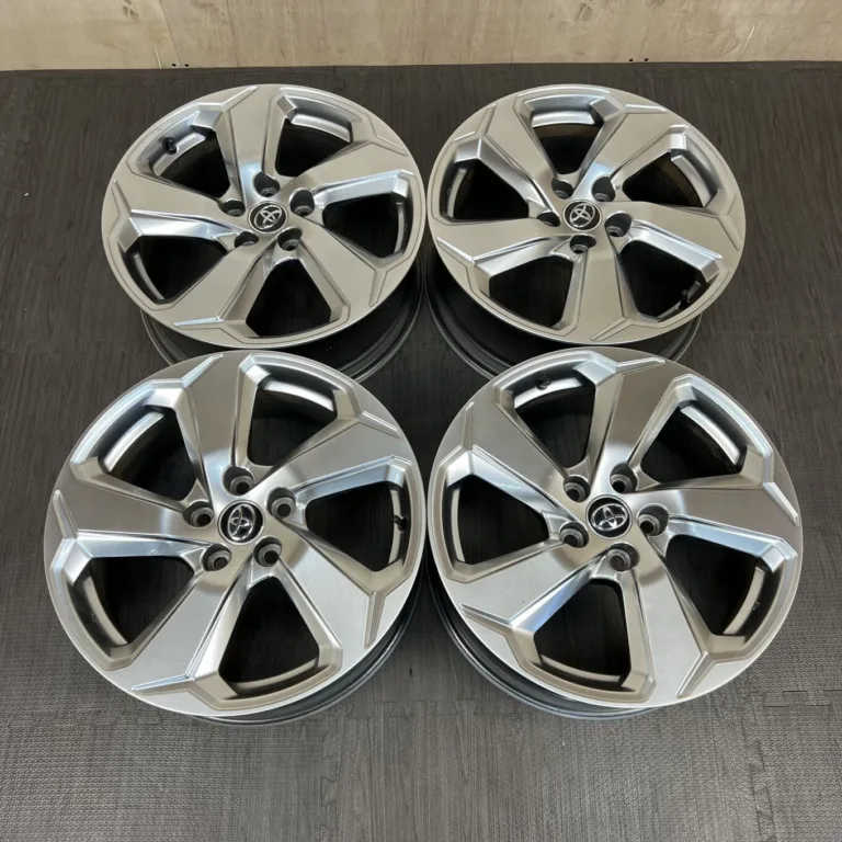 中古 トヨタ RAV4 ホイール 18×7.0J PCD 5x114.3 ET35 #008AD030826の実物写真（1枚目）