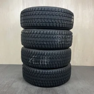 中古 BRIDGESTONE BLIZZAK DM-V3 冬用タイヤ 235/60R18 #0022AT020926の実物写真(1枚目)