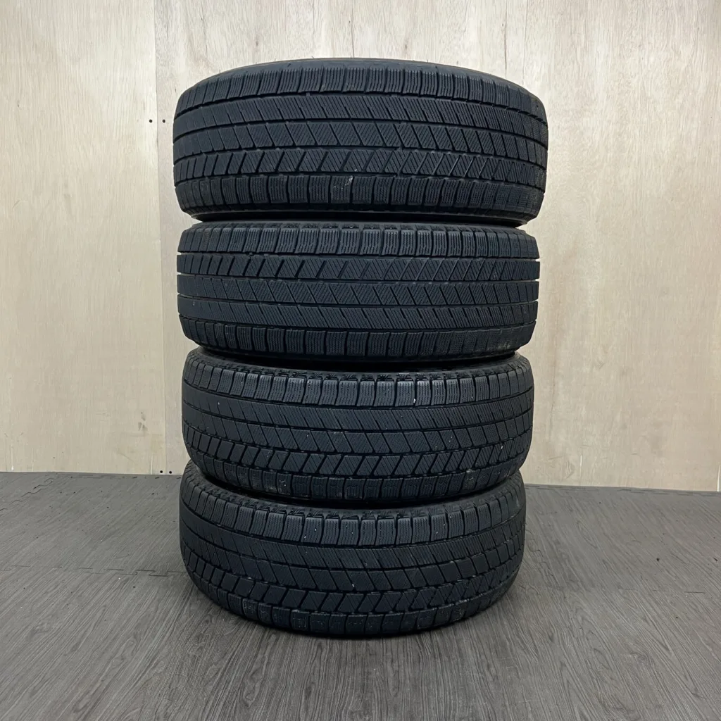 中古 BRIDGESTONE BLIZZAK VRX 冬用タイヤ 215/60R16 #0003AT021026の実物写真（1枚目）