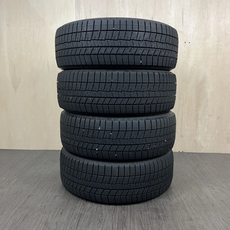 中古 DUNLOP WINTER MAXX 03 冬用タイヤ 215/55R18 #0423AT000926の実物写真（1枚目）