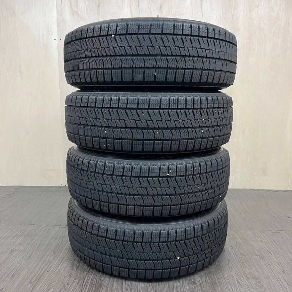 中古 BRIDGESTONE BLIZZAK VRX2 冬用タイヤ 195/65R15 #78T40426の実物写真（1枚目）