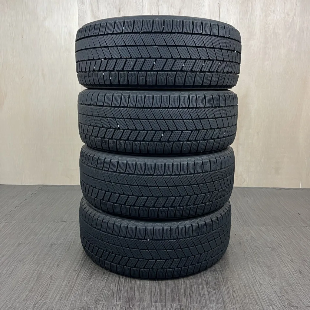 中古 BRIDGESTONE BLIZZAK VRX2 冬用タイヤ 215/50R17 #81T40426の実物写真（1枚目）