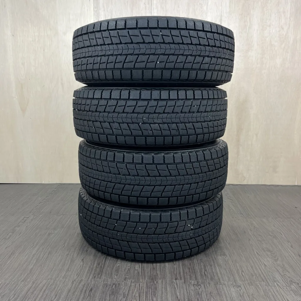中古 DUNLOP WINTER MAXX SJ8 冬用タイヤ 235/60R17 #101T40426の実物写真（1枚目）