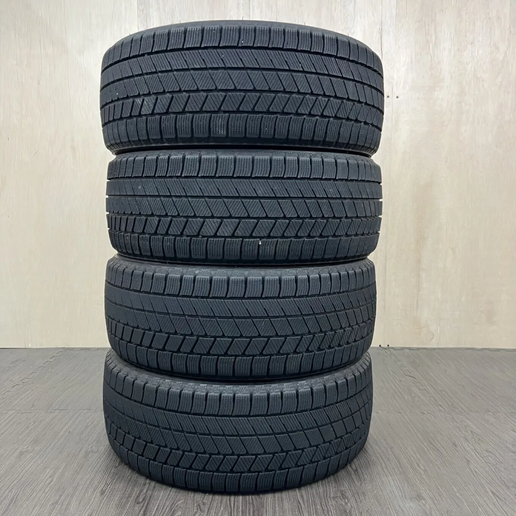 中古 BRIDGESTONE BLIZZAK VRX3 冬用タイヤ 215/45R17 #102T40426の実物写真（1枚目）