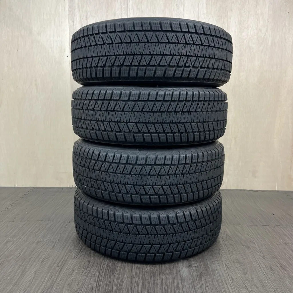 中古 BRIDGESTONE BLIZZAK DM-V3 冬用タイヤ 225/60R18 #106T40426の実物写真（1枚目）
