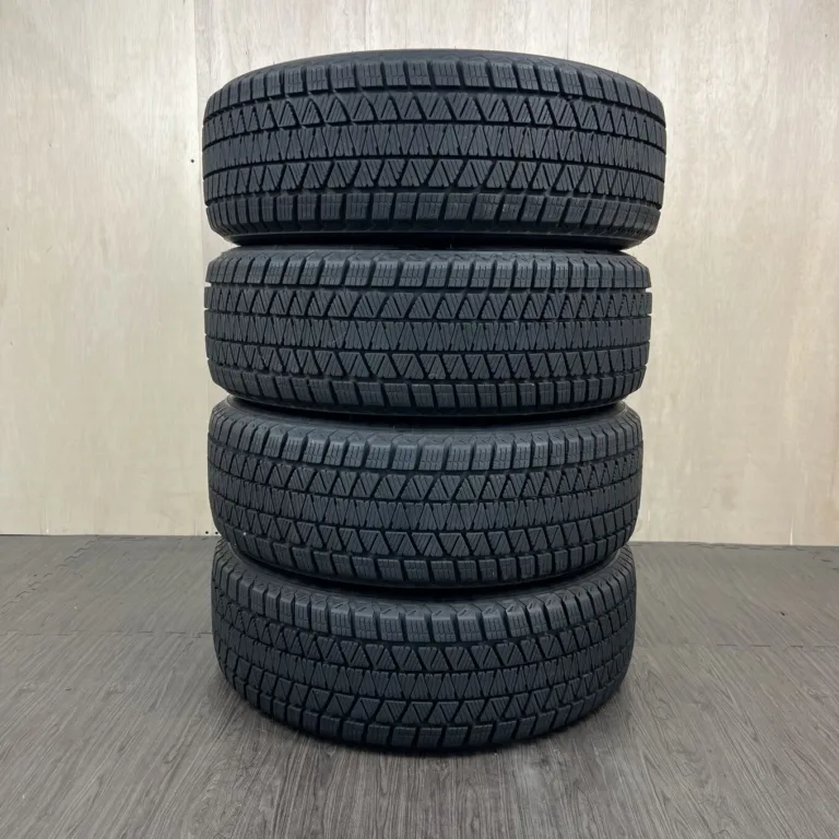 中古 BRIDGESTONE BLIZZAK DM-V3 冬用タイヤ 225/60R18 #106T40426の実物写真（1枚目）