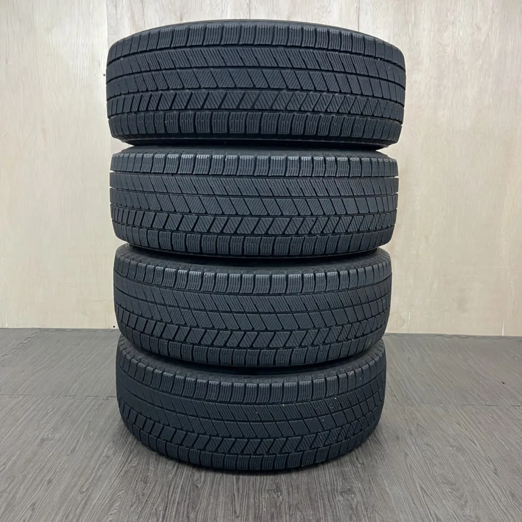 中古 BRIDGESTONE BLIZZAK VRX3 冬用タイヤ 215/65R16 #108T40426の実物写真（1枚目）