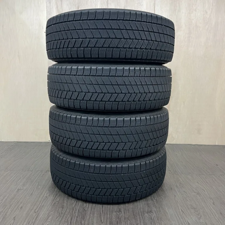中古 BRIDGESTONE BLIZZAK VRX3 冬用タイヤ 215/65R16 #108T40426の実物写真（1枚目）