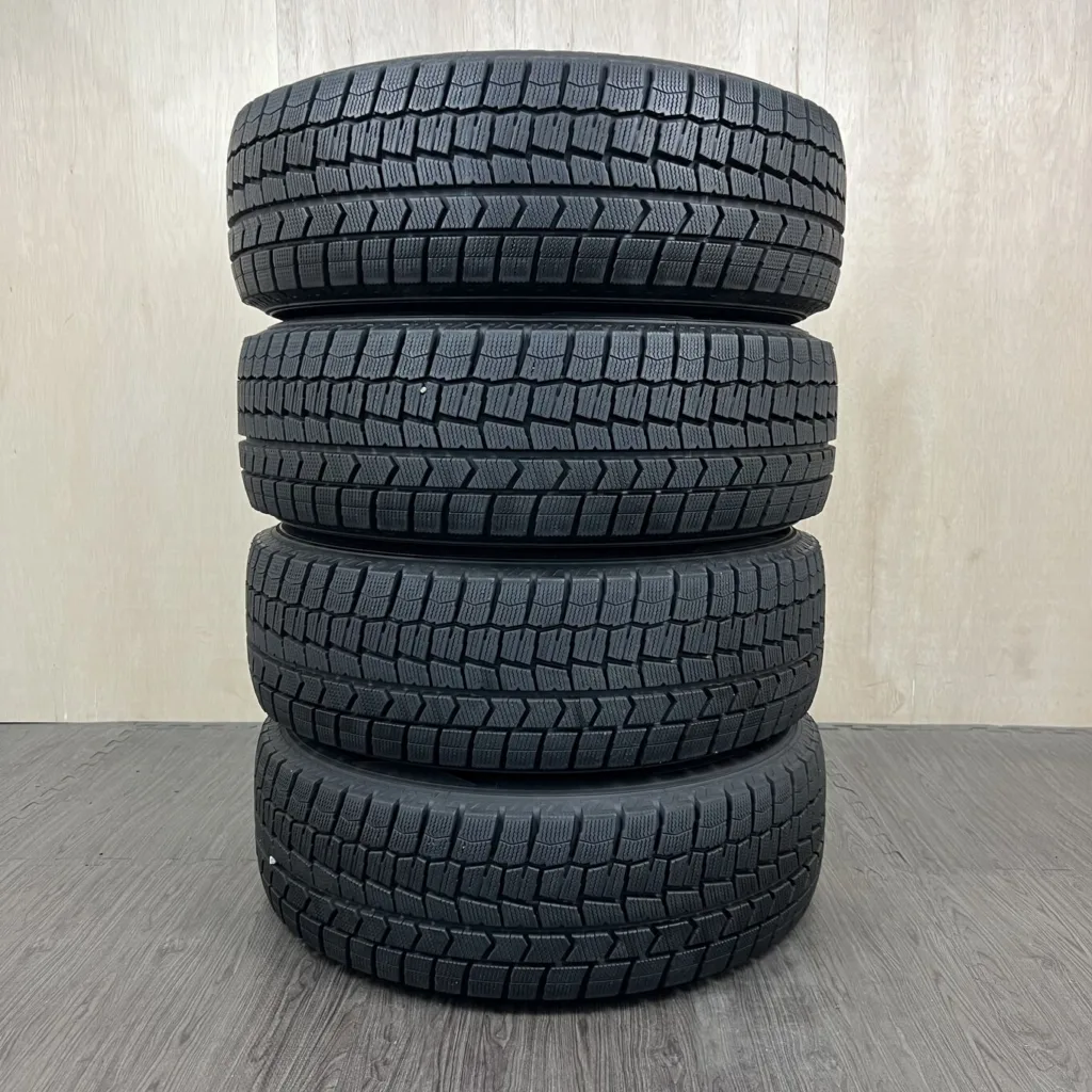 中古 DUNLOP WINTER MAXX WM02 冬用タイヤ 215/65R16 #112T40426の実物写真（1枚目）
