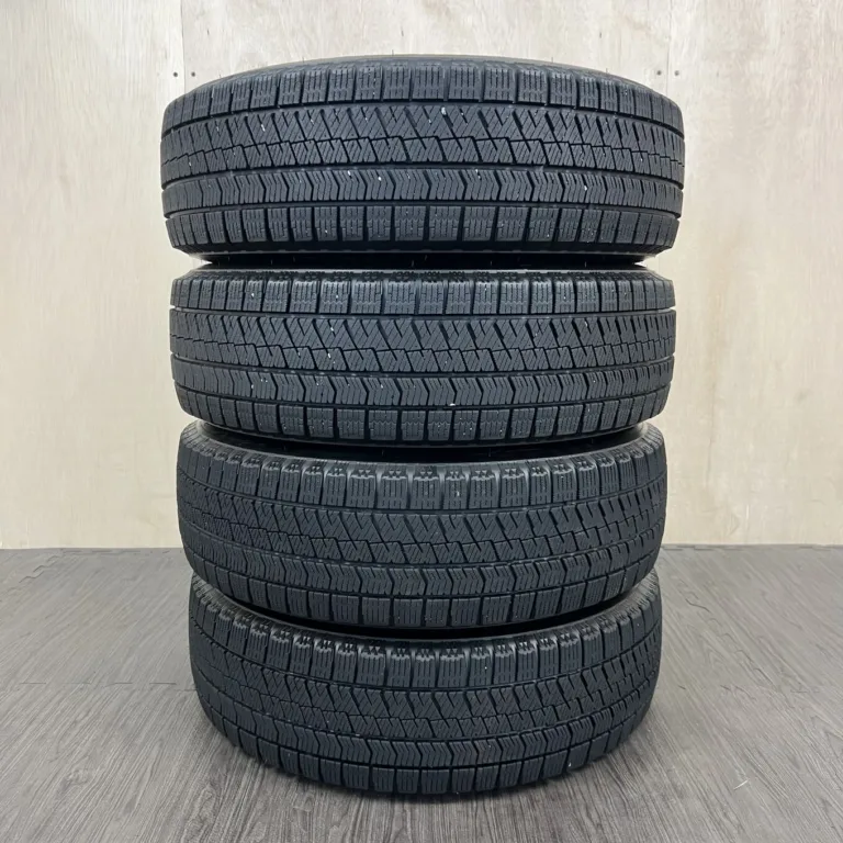 中古 BRIDGESTONE BLIZZAK VRX2 冬用タイヤ 185/65R15 #113T40426の実物写真（1枚目）