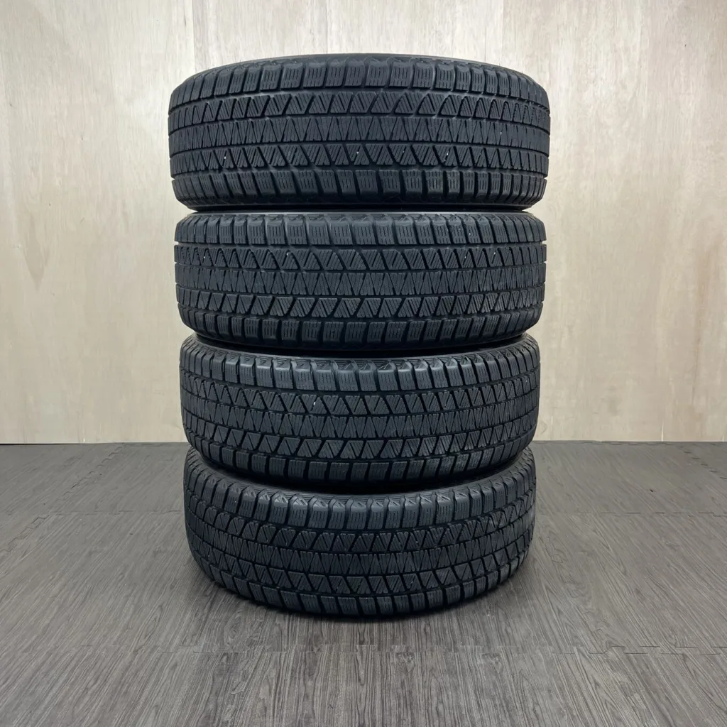 中古 BRIDGESTONE BLIZZAK DM-V3 冬用タイヤ 235/55R20 #115T40426の実物写真（1枚目）