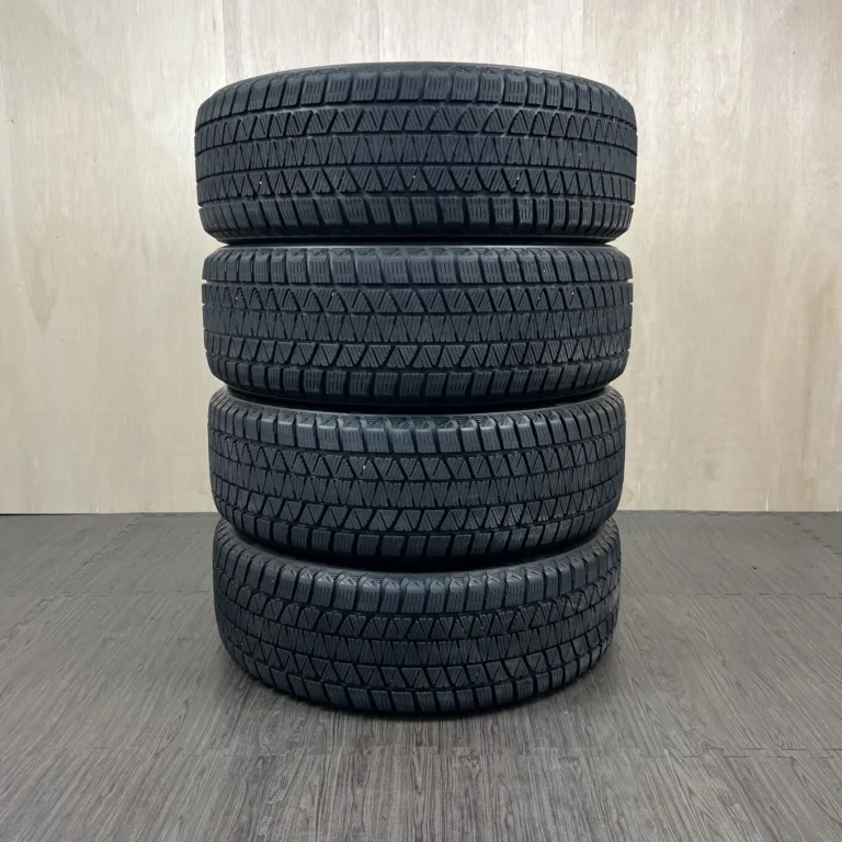 中古 BRIDGESTONE BLIZZAK DM-V3 冬用タイヤ 235/55R20 #115T40426の実物写真（1枚目）