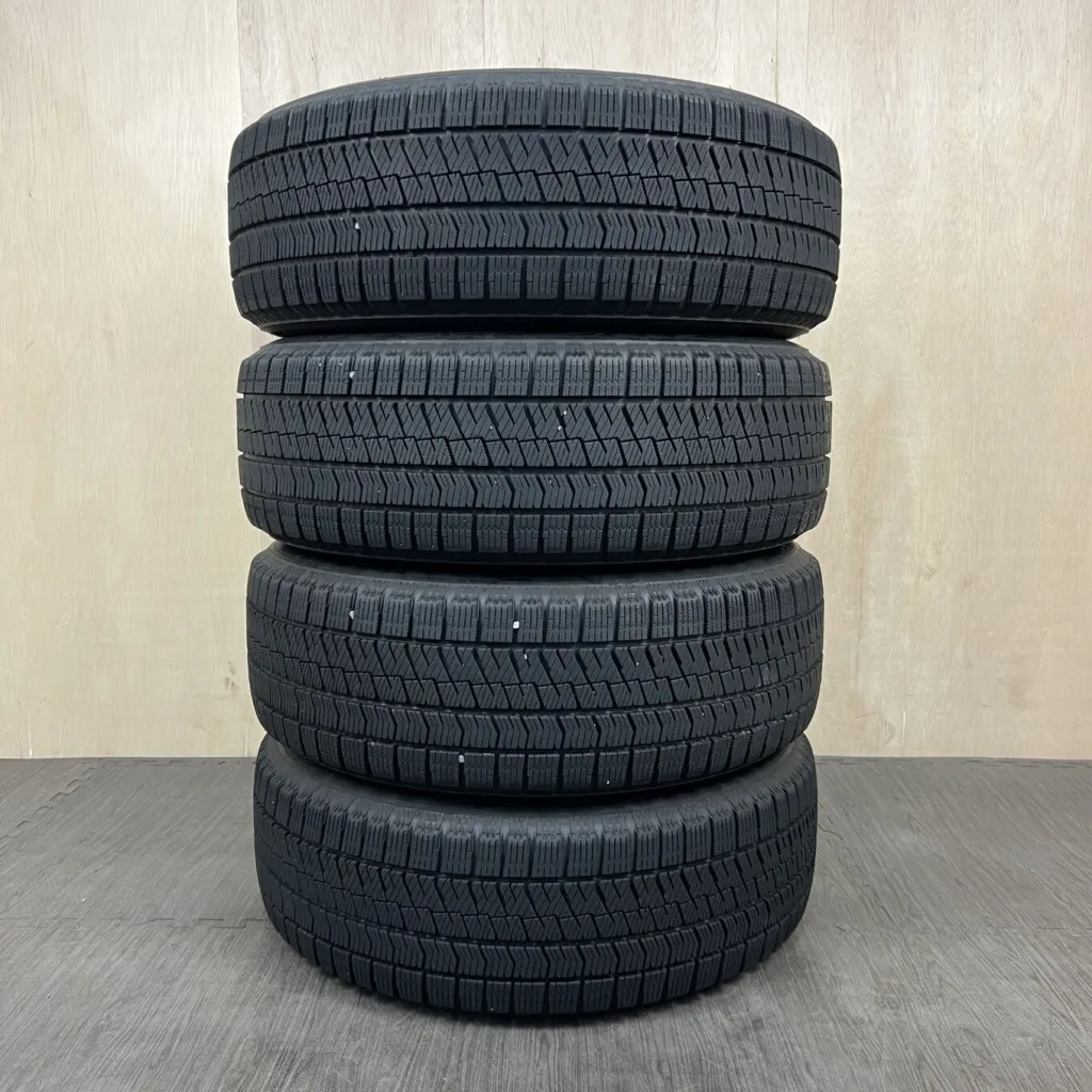 中古 BRIDGESTONE BLIZZAK VRX2 冬用タイヤ 225/60R17 #0501AT000926の実物写真（1枚目）