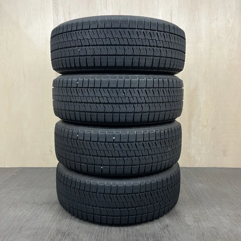 中古 BRIDGESTONE BLIZZAK VRX2 冬用タイヤ 225/60R17 #0501AT000926の実物写真（1枚目）