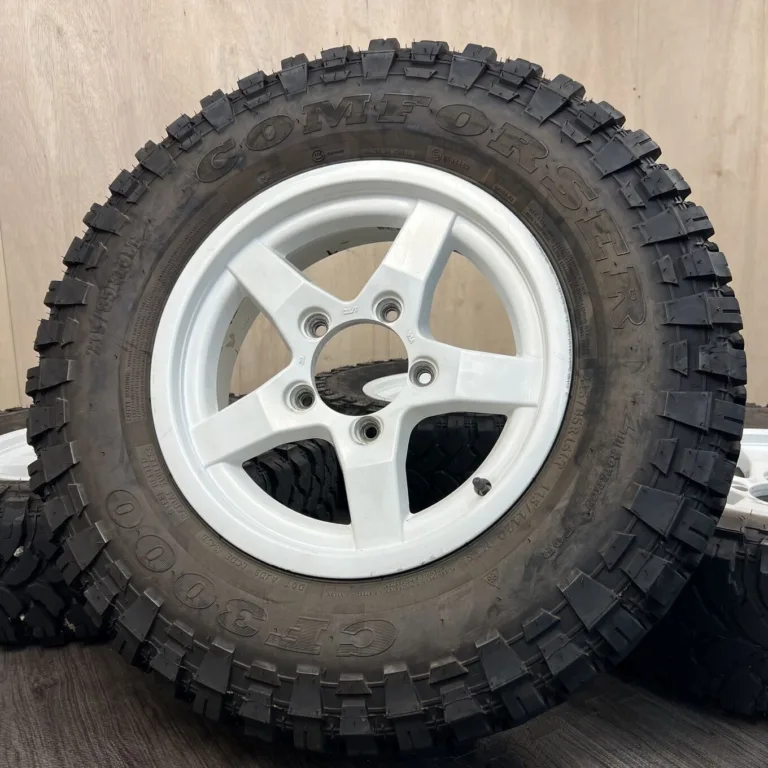 中古 COMFORSER CF3000 + 4X4 ENGINEERING BRADLEY V タイヤ・ホイールセット 215/85R16 · 16×5.5J PCD 5x139.7 ET22 #0262AS040926の実物写真（1枚目）