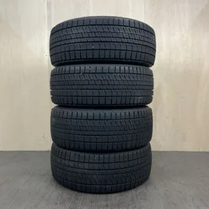 中古 BRIDGESTONE BLIZZAK VRX2 冬用タイヤ 245/40R20 #0453AT000926の実物写真（1枚目）