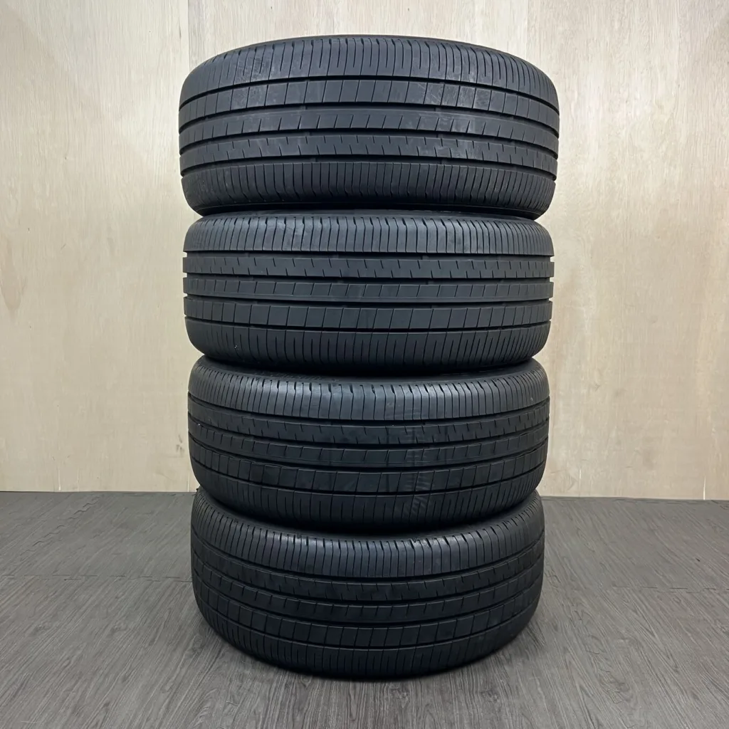 中古 DUNLOP VEURO VE304 サマータイヤ 245/45R19 #0438AT000926の実物写真（1枚目）