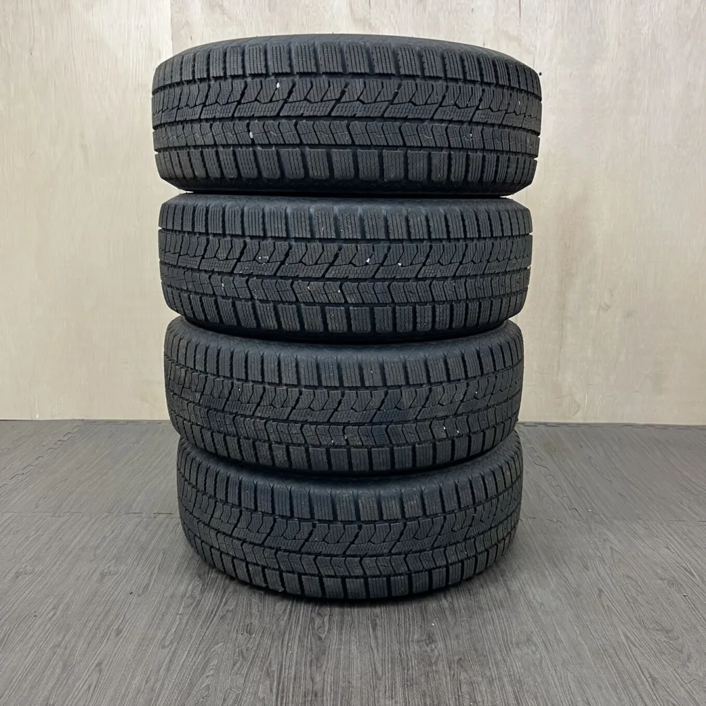 中古 TOYO OBSERVE GIZ2 冬用タイヤ 205/65R15 #0274AT0926の実物写真（1枚目）