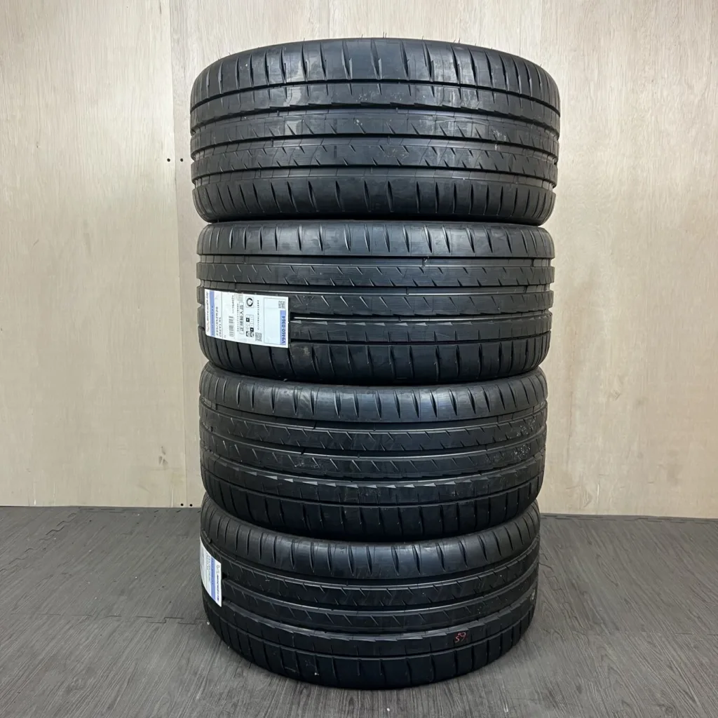 新品 MICHELIN PILOT SPORT 4 S サマータイヤ 235/35R20 #0211AT070926の実物写真（1枚目）