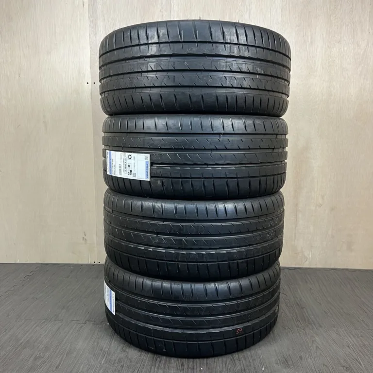 新品 MICHELIN PILOT SPORT 4 S サマータイヤ 235/35R20 #0211AT070926の実物写真（1枚目）