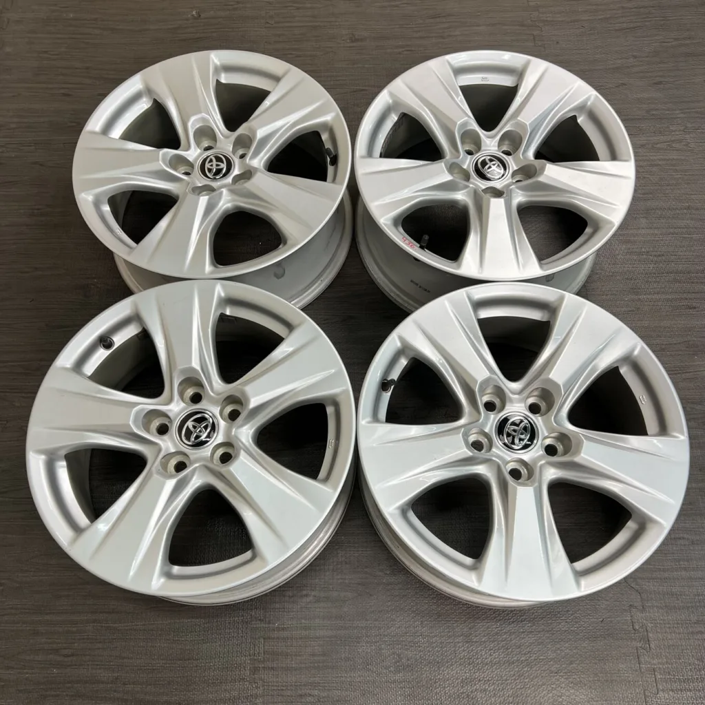 中古 トヨタ RAV4 ホイール 17×7.0J PCD 5x114.3 ET35 #436D40925の実物写真（1枚目）