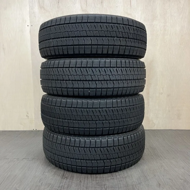 中古 BRIDGESTONE BLIZZAK VRX2 冬用タイヤ 205/65R15 #0130AT020926の実物写真（1枚目）