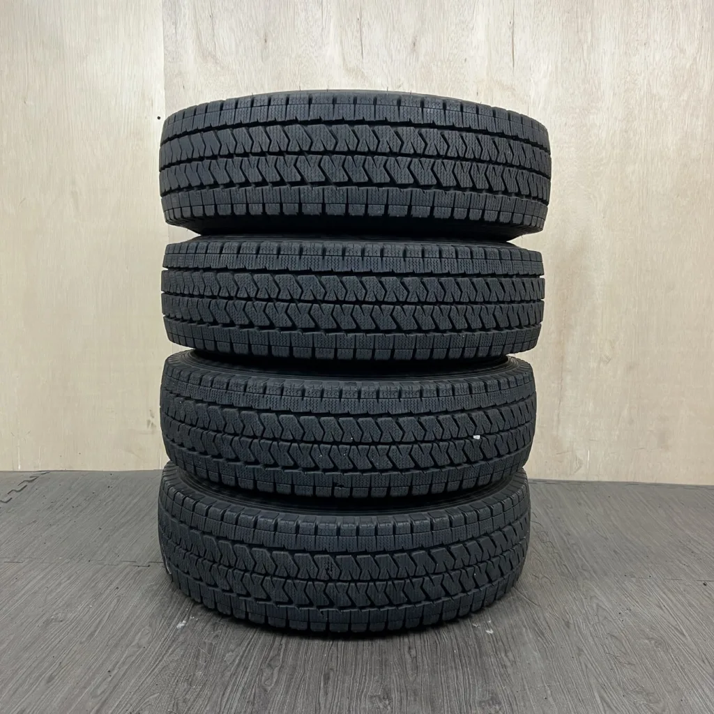 中古 BRIDGESTONE BLIZZAK VL10 冬用タイヤ 195/80R15 #0271AT0926の実物写真（1枚目）