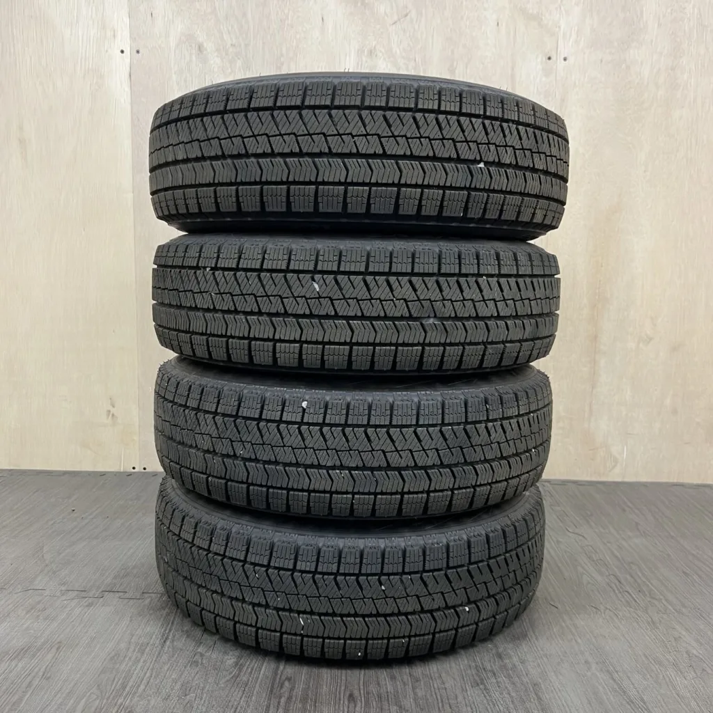 中古 BRIDGESTONE BLIZZAK VRX2 冬用タイヤ 165/70R14 #0532AT000926の実物写真（1枚目）