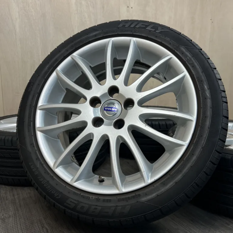中古 HIFLY HF 805 + ボルボ S40, V50, C30, V40 タイヤ・ホイールセット 205/50R17 · 17×7.0J PCD 5x108 ET52.5 #0318AS000926の実物写真（1枚目）