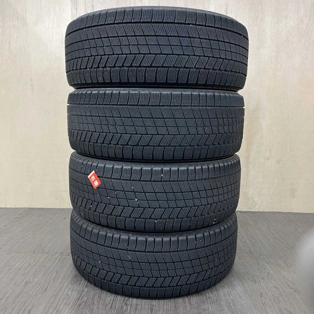 中古 BRIDGESTONE BLIZZAK VRX3 冬用タイヤ 225/50R18 #204T020426の実物写真（1枚目）