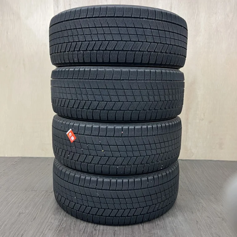 中古 BRIDGESTONE BLIZZAK VRX3 冬用タイヤ 225/50R18 #204T020426の実物写真（1枚目）