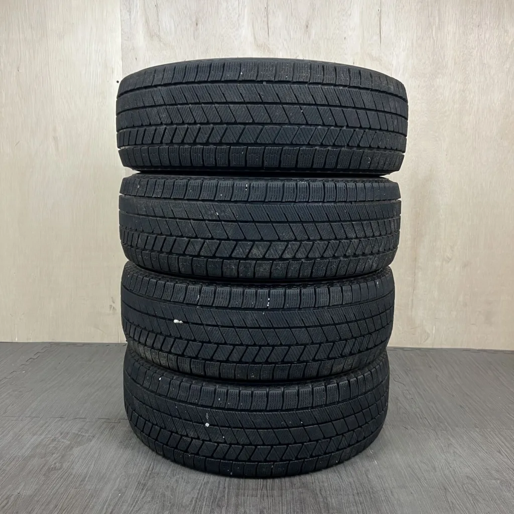 中古 BRIDGESTONE BLIZZAK VRX3 冬用タイヤ 215/65R16 #0021AT020926の実物写真（1枚目）