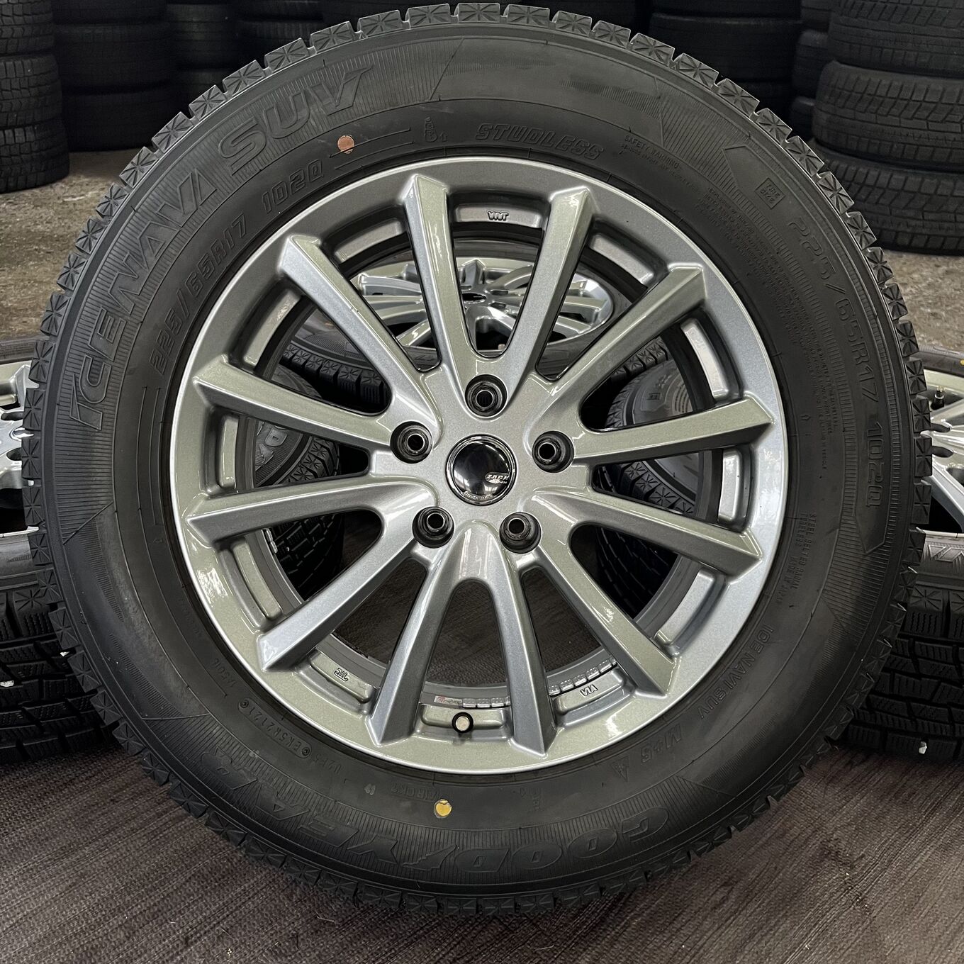 中古 GOODYEAR ICE NAVI SUV + ZACK JP-612 タイヤ・ホイールセット 225/65R17 · 17×7.0J PCD 5x114.3 ET38 #410S40325の実物写真（1枚目）