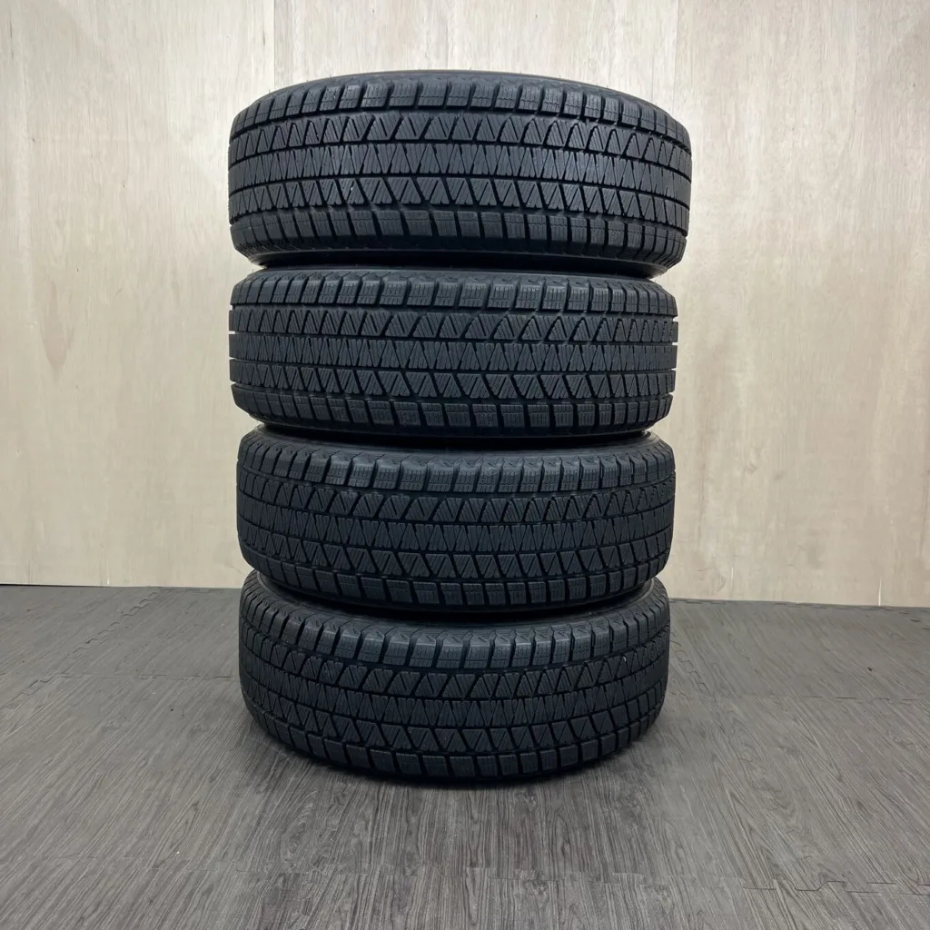 中古 BRIDGESTONE BLIZZAK DM-V3 冬用タイヤ 235/60R18 #192T40426の実物写真（1枚目）