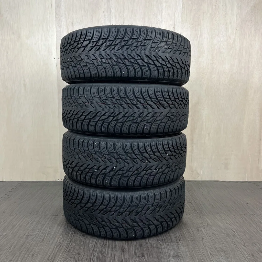 中古 NOKIAN HAKKAPELITTA R3 冬用タイヤ 225/55R17 #127T40426の実物写真（1枚目）