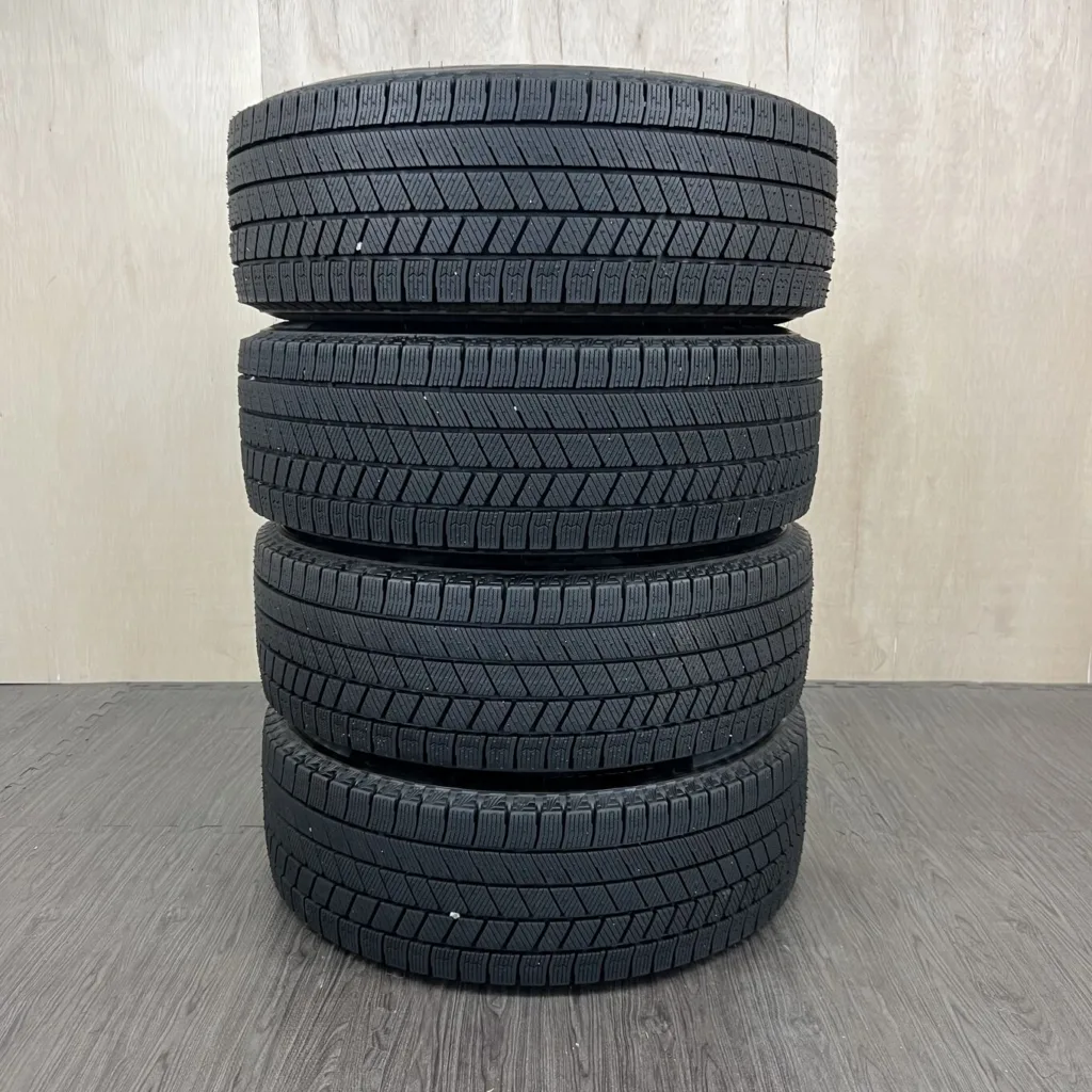 中古 BRIDGESTONE BLIZZAK VRX3 冬用タイヤ 205/60R16 #130T40426の実物写真（1枚目）