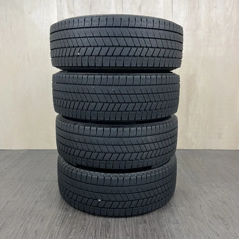 中古 BRIDGESTONE BLIZZAK VRX3 冬用タイヤ 205/60R16 #130T40426の実物写真（1枚目）