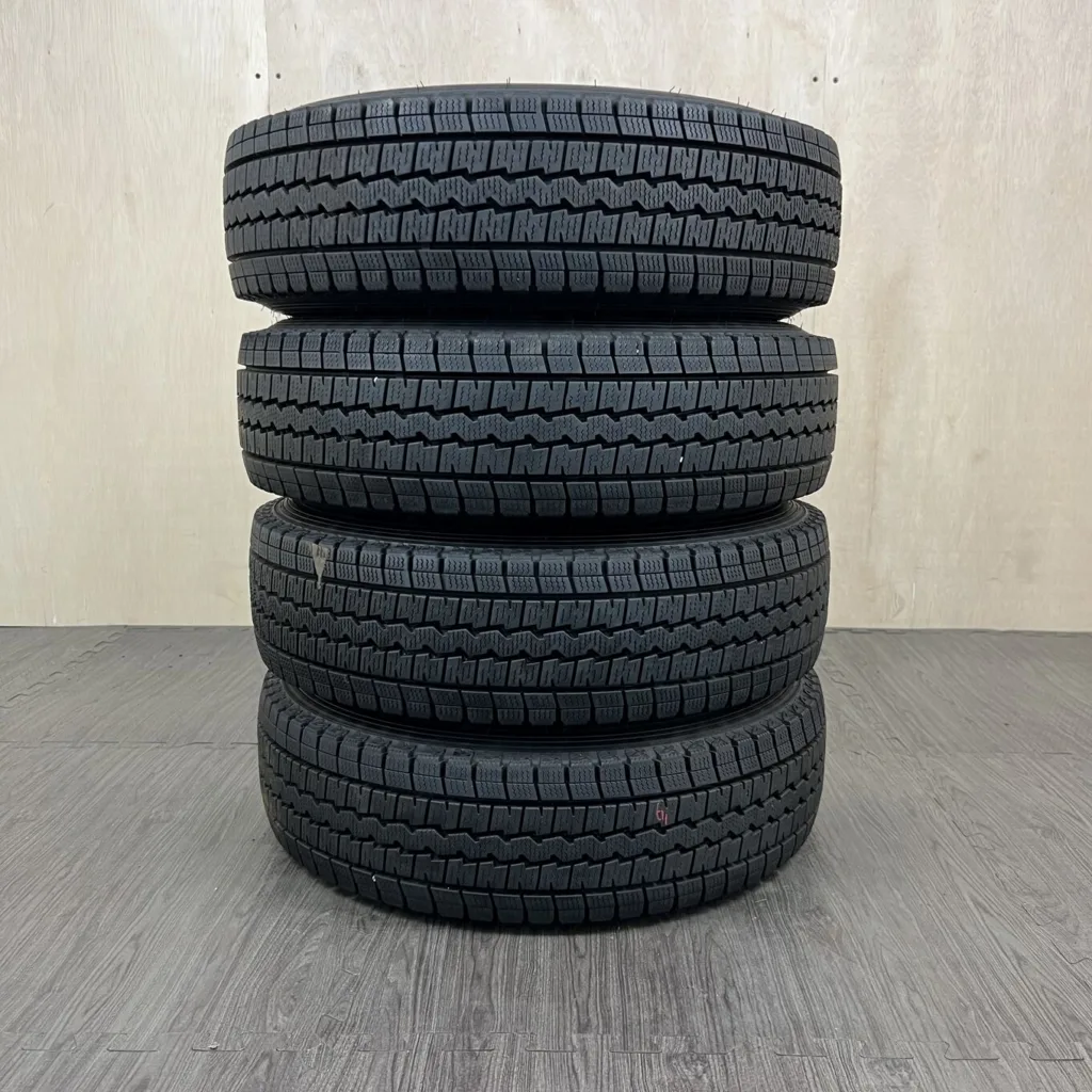 中古 DUNLOP WINTER MAXX SV01 冬用タイヤ 165/80R13 #156T40426の実物写真（1枚目）